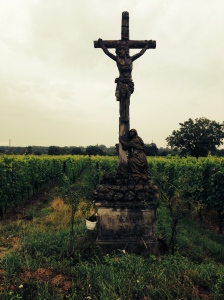 Övervakning av vingård. Texten under krucifixet är på tyska, och berättar om korsfästelsen. 